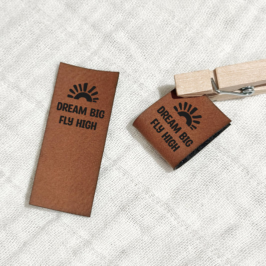 Umschlaglabel "Dream big fly high"